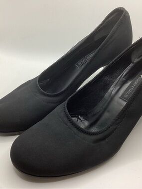 Essentials Black Round-Toe Mid Heel Pumps